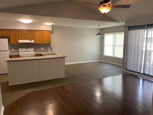 Photo - 129 W Victoria Ct Unidad Apartment E