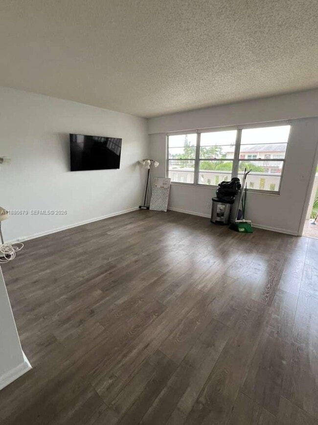 Photo - 82 Fanshaw B Unit 82