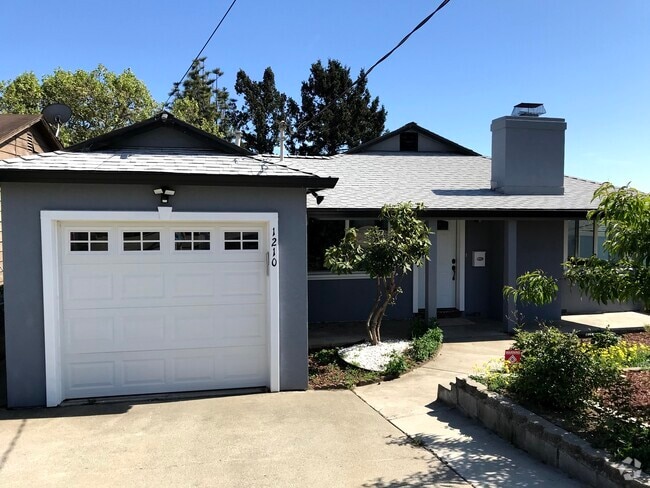 Building Photo - 1210 Highland Blvd Rental