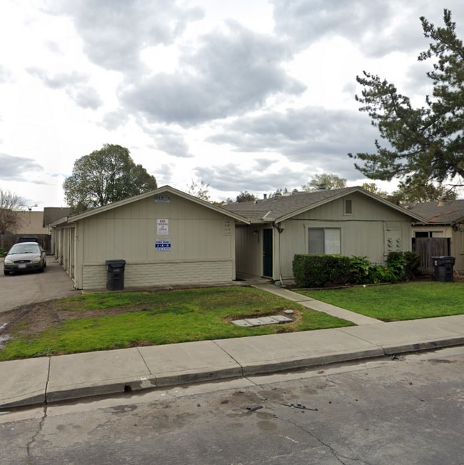 Building Photo - 3128 Unit 3130w