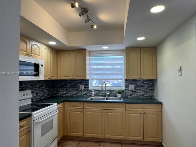 Photo - 1373 W 69th St