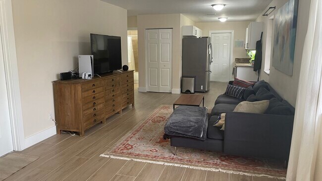 Living Room/Kitchen/Bathroom/Washer Dryer - 920 Hansen St