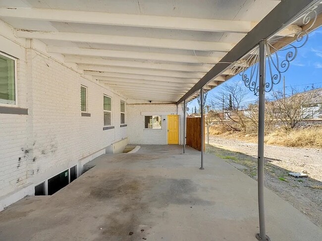 Building Photo - 1017 Maple St