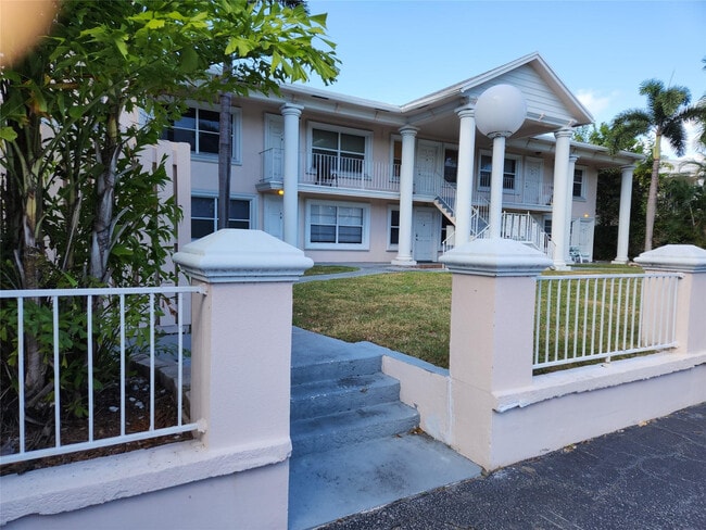 Building Photo - 4521 NE 21st Ave Unit 2