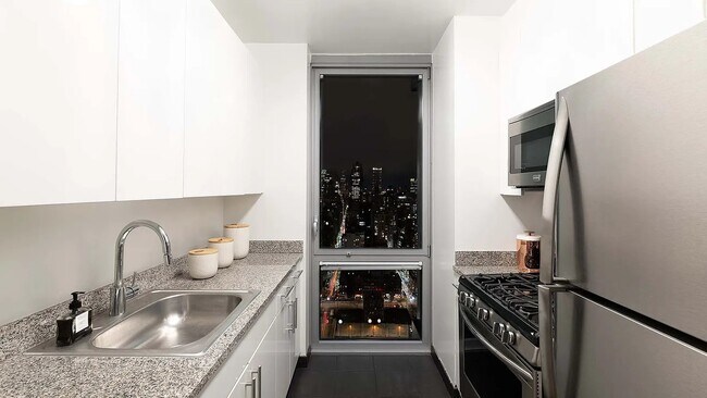 505 W 37th St Unit 906