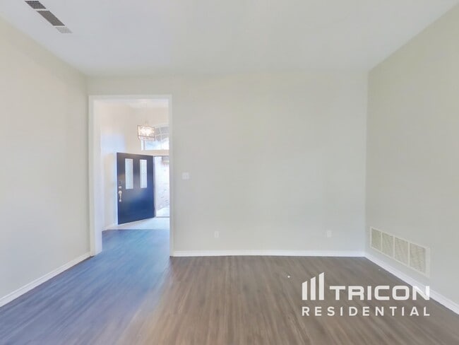 Photo - 301 Heath St