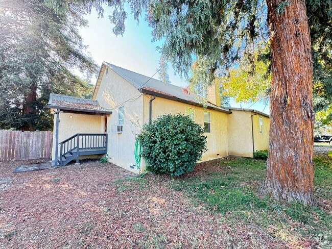 Building Photo - 3 bed /1 ba apt (tri-plex)- S.Yuba City