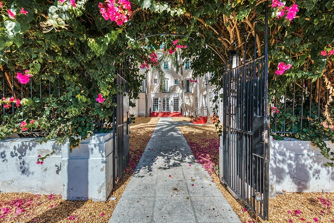 The Charmer Apartments