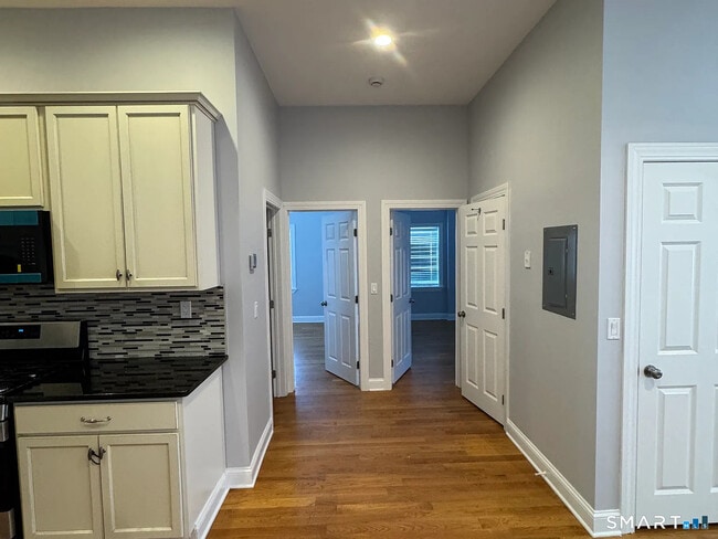 Photo - 2067 Barnum Ave
