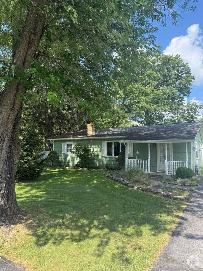Building Photo - 3 Bedroom House With Large Yard and Garage