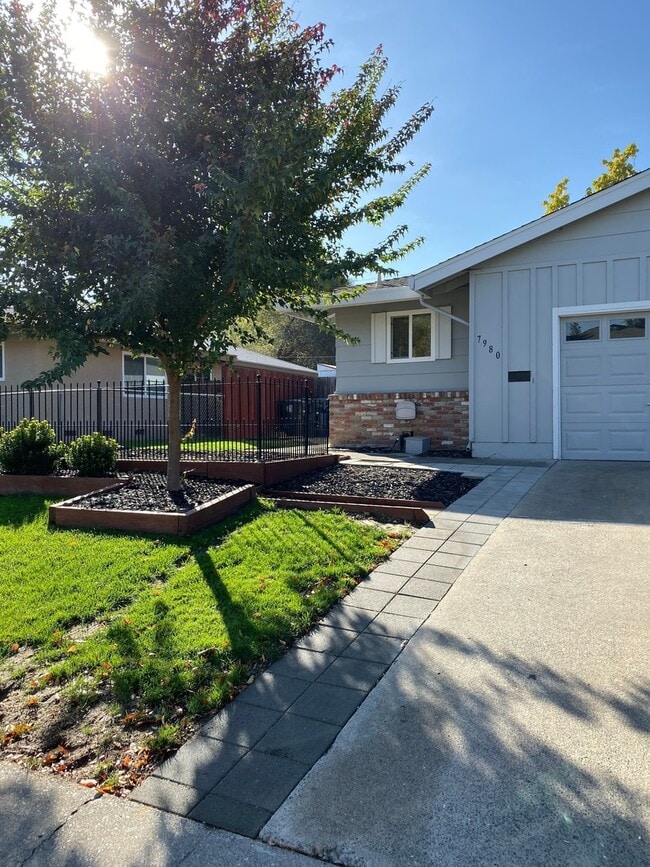 Building Photo - Super clean! 2 Bdrm, 1 Bath duplex off Oak Avenue