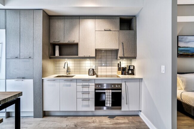 Photo - 199 Queen St W Unit ID1050763P