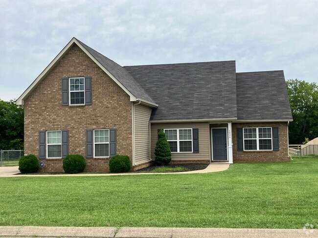 Building Photo - Spacious Home Centrally Located