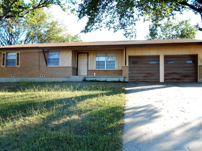 Building Photo - 424 Robertson Ave