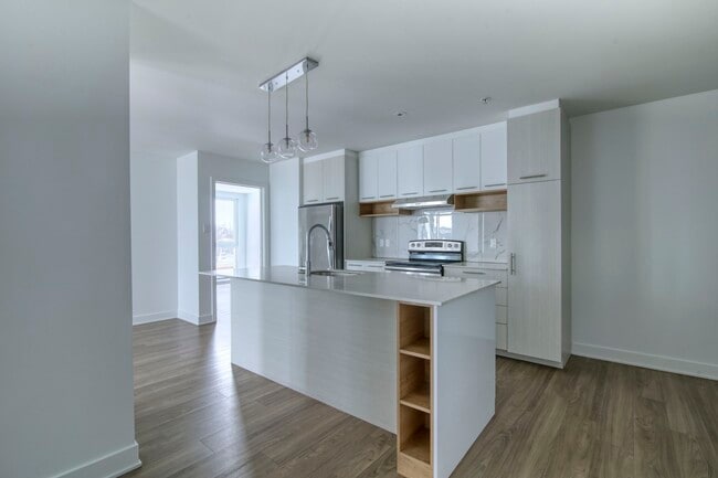 Building Photo - 9675 Av. Papineau Unit 402