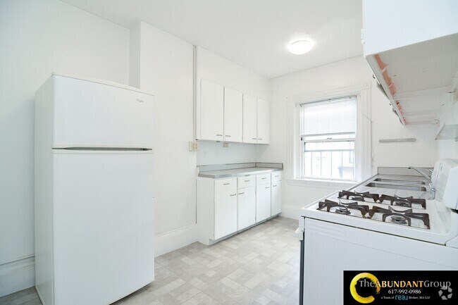 Building Photo - 923 Beacon St Rental