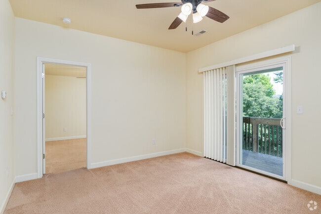 2BR, 2BA - 1,065SF - Living Room - Wellington Manor