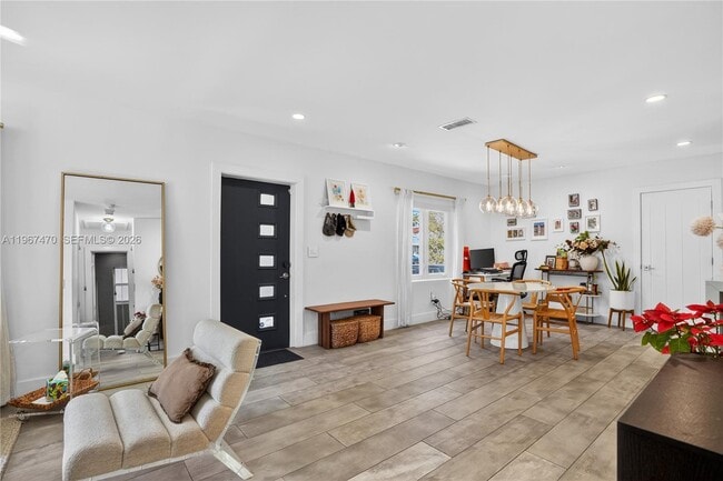 Photo - 837 Alberca St