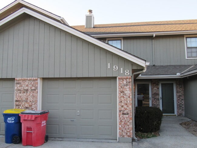 Building Photo - Cozy 2 bedrooms and 1.5 baths townhome located in Lee's Summit