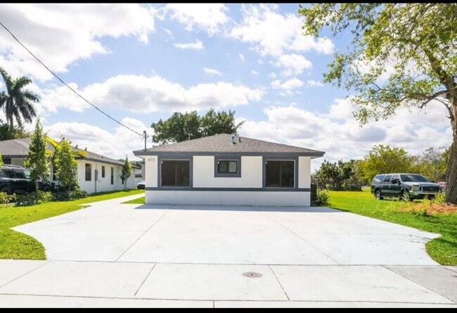 Building Photo - 673 NW 14th St Rental