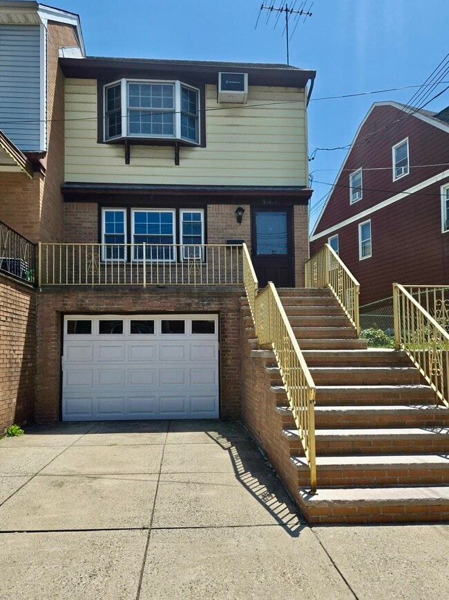 Building Photo - 574A Ave E Unit 2
