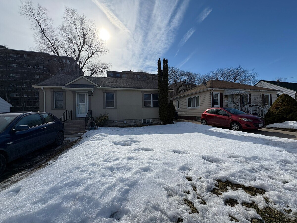 Photo - For Lease – Spacious 3 Bedroom Upper Unit in Oakville Unit Upper