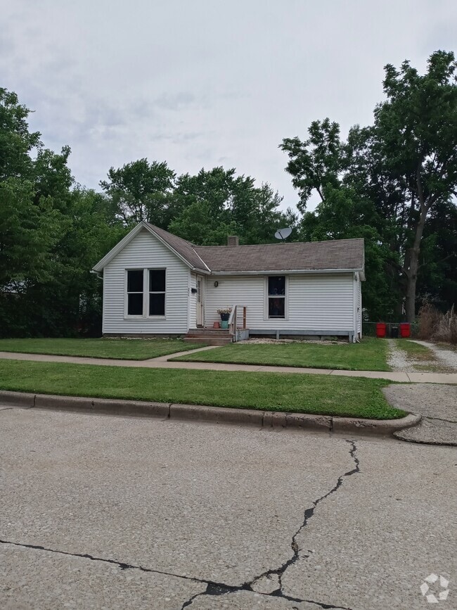 Safe, quiet neighborhood near UIUC - 204 W Ells Ave Rental
