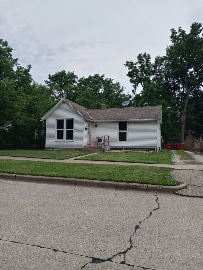Safe, quiet neighborhood near UIUC - 204 W Ells Ave Rental