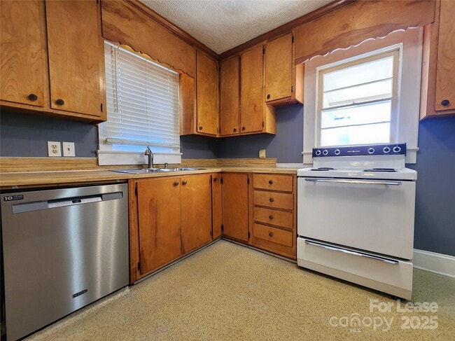 Photo - 843 Pebble Ave SW