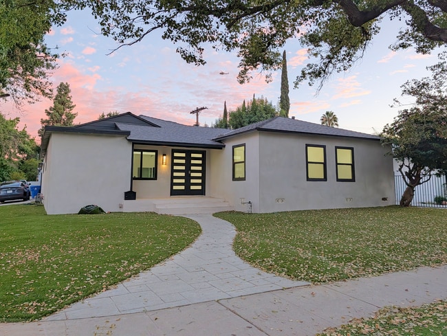 Building Photo - 18700 Collins St