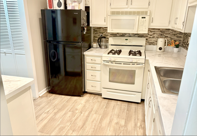 Photo - 421 Woodview Ln