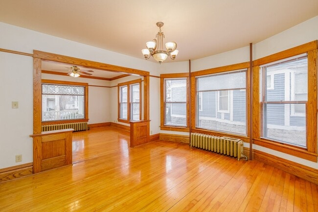 Building Photo - 547 Jefferson St Unit Lower