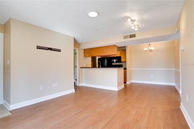 Photo - 806 Lake Haven Square Unidad 208