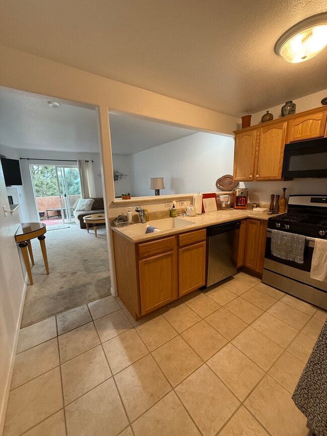 Kitchen/Gas Stove, Dishwasher/Fully Stocked - 1526 Garden Vista Grv Unit Colorado Springs