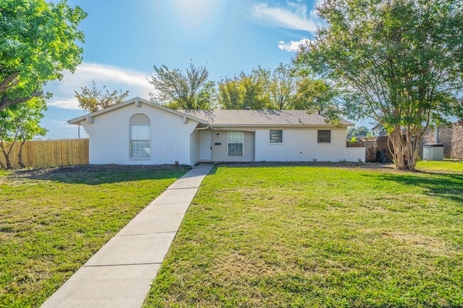 Building Photo - 802 Birchwood Dr