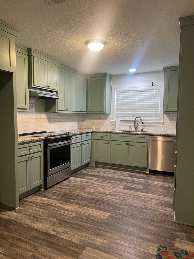 Photo - 557 E Elm St