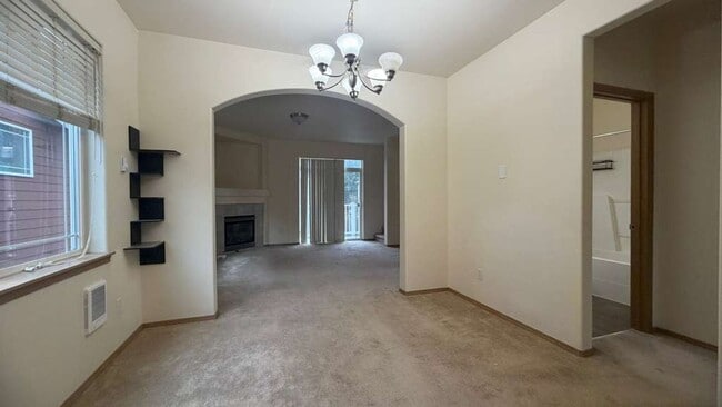 Photo - Spacious 3 Bedroom, 3 Bath End-Unit Condo – Parkview Village, Lynnwood