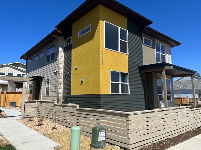 Building Photo - Modern 3B/4B Condo- Available June 10th