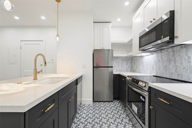 Building Photo - 808 Sul Ross St Unit 8