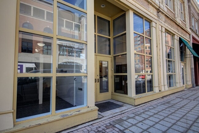 Building Photo - 10 E Main St Unit 201