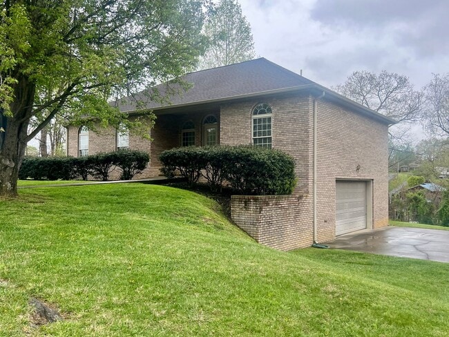 1212 Ridgewood Ct