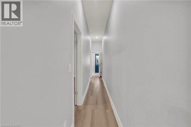 Photo - 51 Wellington St S