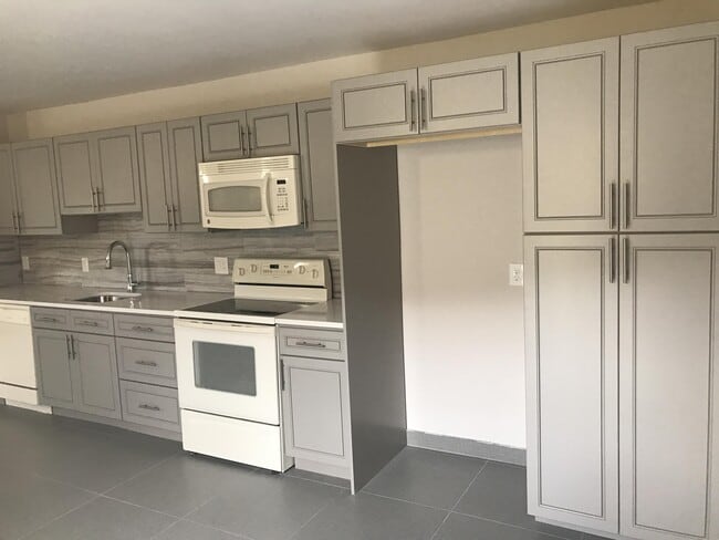 Building Photo - 142 SW 8th Ave Unit Apt D