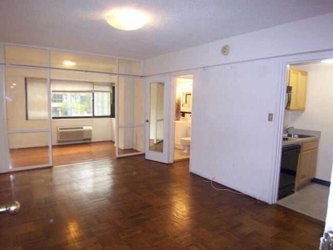 Photo - Unique Studio in Foggy Bottom with Solarium Near GW University and Hospital. An Exceptional Find! Unidad 204