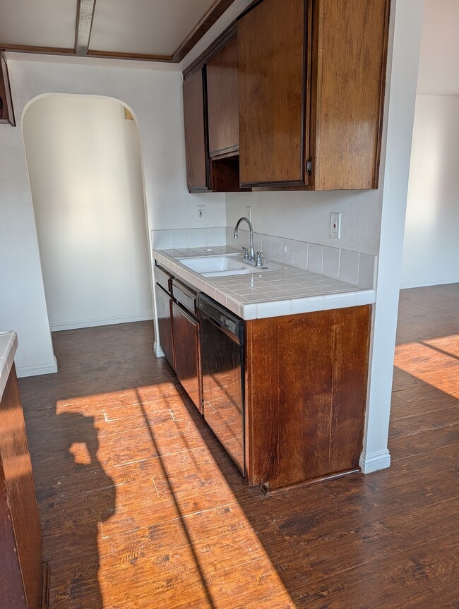 635 W 21st St Unit 635-D