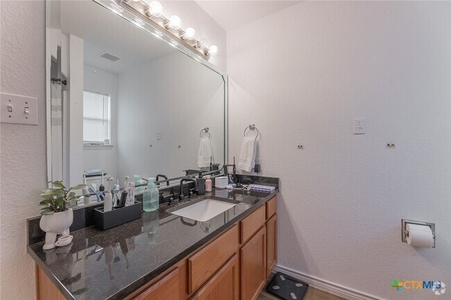 Building Photo - 3301 Southhill Dr Rental