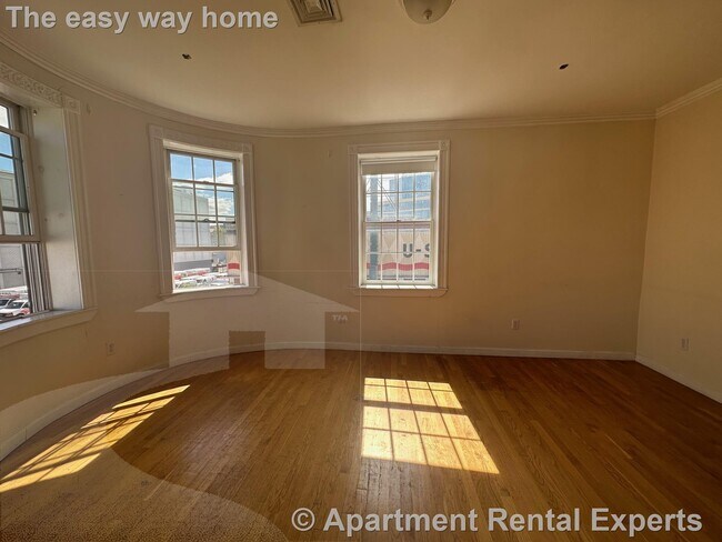 Photo - 4 Bishop Allen Dr Unidad #2