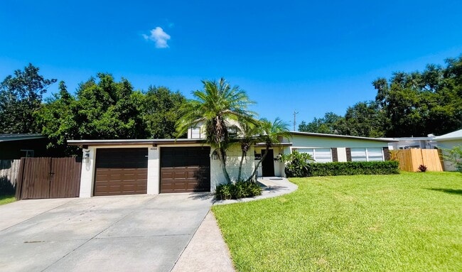 Building Photo - Stunning 4-Bedroom Home in Waterfront Esta...