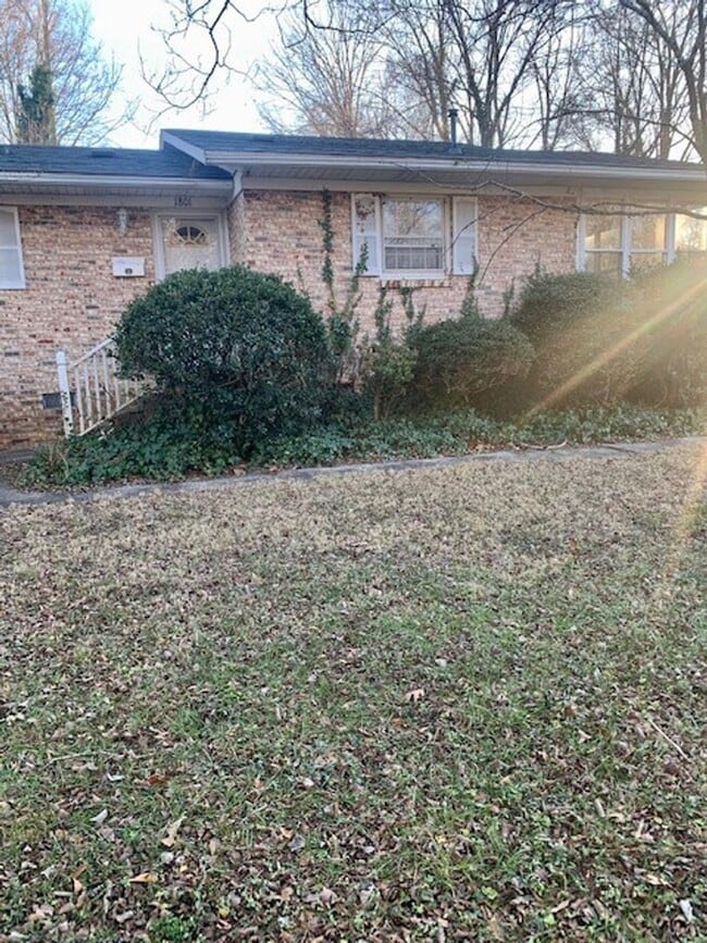 Photo - 3 Bedroom 1.5 Bathroom Single Family Home ...