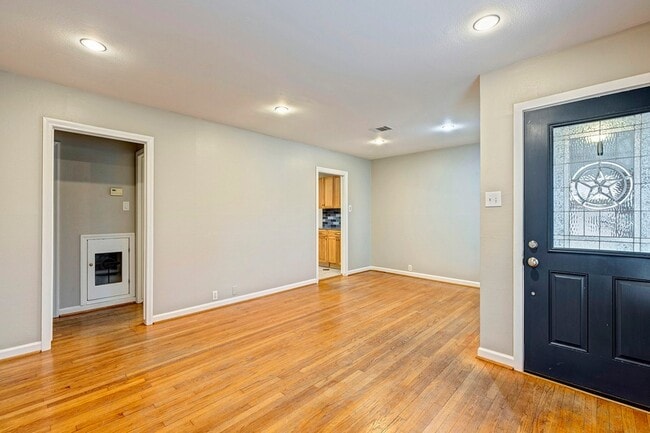 Photo - 1135 W 31st St